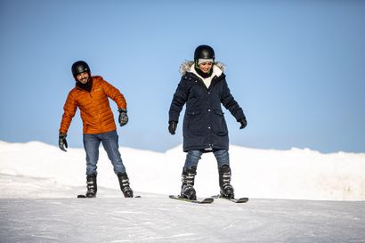 Matkailijoiden hiihtokouluista kasvoi Ounasvaaran hiihtokeskukselle hyvä bisnes – näin turisti opetetaan laskettelemaan, tässä viisi vinkkiä myös hiihtolomalle