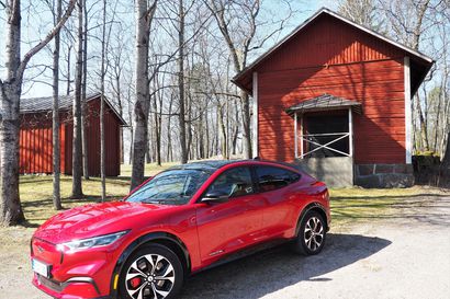 Autotoimittaja Kari Pitkänen koeajoi: Ford Mustang haastaa Teslan sähköautot ja sopii yllättäen vaikka suomalaiselle maatilalle