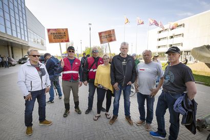 Mieltä osoittaneet Oulun Infran työntekijät saivat tukea vasemmalta – Päätös liikelaitoksesta tehdään kaupunginvaltuuston kokouksessa maanantai-iltana