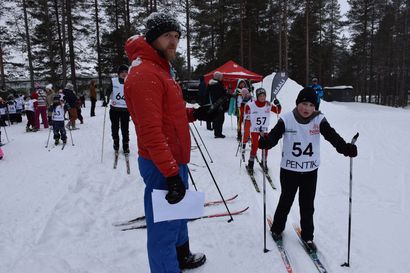 Hiihdon hurmaa ja liikkumisen riemua – katso kuvat Posion peruskoulun oppilaiden hiihtokilpailuista