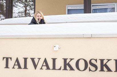 Taivalkosken va. kunnanjohtaja Mirva Haataja ohitettiin kahdesti ennen valintaa – nyt tyynnyttäjäksi tarkoitetun Haatajan asialistalla ovat kuntastrategia ja kunnantalouden tasapaino