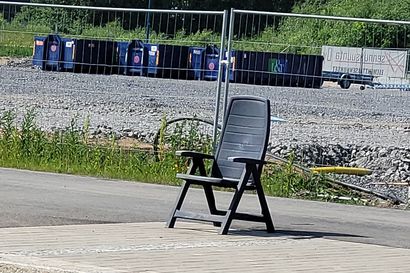 Kaakkurin Pesätien bussipysäkille on toivottu penkkiä ja katosta – lähitalossa ratkaistiin ongelma ottamalla oma tuoli mukaan