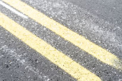 Pohjois-Pohjanmaalla ja Kainuussa varoitetaan huonosta ajokelistä jäätyneiden tienpintojen vuoksi