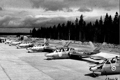 Vanhat kuvat: Hävittäjät ovat pitäneet harjoituksia Oulunsalon kentällä 1960-luvulta lähtien –  Rovaniemellä vaihdettiin Draken Hornetiin