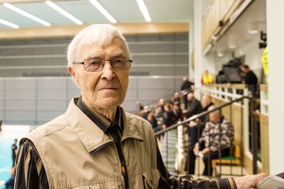 Pallo-Karhujen perustajiin kuuluva Esko,88, jälleen lentopallokatsomossa – "avauspeli näyttää jo suuntaa"