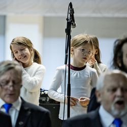 Kahden polven musisointia – Haukiputaan Länsituulen koulun 60 kolmasluokkalaista laulaa joulua yhdessä mieskuoron kanssa