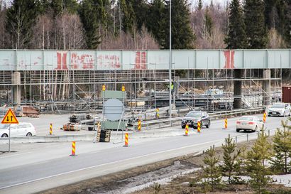 Siltatyöt hidastavat moottoritiellä ajamista Kemissä syksyyn asti – väylävirasto peruskorjaa sillat, joita pitkin junat ylittävät tien