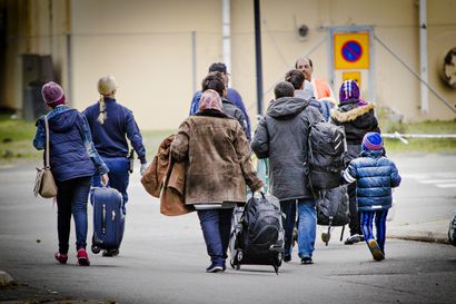 Perheenyhdistämisellä saapuneet pakolaisnaiset työllistyvät muita hitaammin – "Voidaanko kotouttamista kohdentaa lisää lasta kotona hoitaville äideille?"