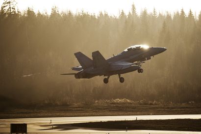 Hornetissa havaittu tekninen ongelma aiheutti hälytyksen Oulun lentokentälle, hävittäjä laskeutui turvallisesti