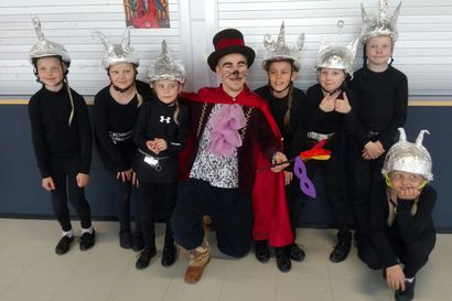 Oulunsalon Nuorisoseuralla tanssitaan lasten tahtiin – innokkaimmat pukevat harjoituksiin prinsessamekon, mutta tanssin aloittamiseen riittää tossut ja väljät vaatteet