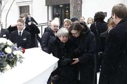Pakahduttava suru oman pojan arkun äärellä – mäkilegendan viimeistä matkaa saapui seuraamaan satoja ihmisiä sakeassa lumisateessa