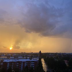 Etelästä Oulua lähestyvän uuden ukkosrintaman odotetaan saapuvan kello 20 jälkeen – Meteorologi uskoo sen heikentyvän matkalla