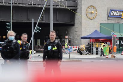 Berliinissä henkilöauto ajoi väkijoukkoon – seitsemän loukkaantui, ainakin kolmella vammat vakavia