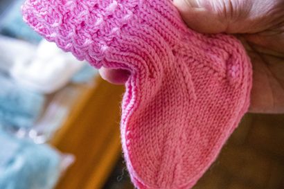 Pieniin luotolaisvarpaisiin lämmikettä – myös kirkkoon kuulumattomat vastasyntyneet saavat seurakunnalta pienet sukat