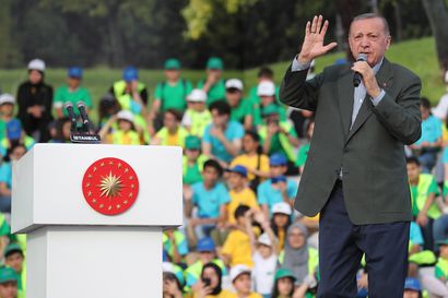 Erdoğan itse katsoi Isis-terroristeja läpi sormien, vaikka turkkilaispresidentti syyttää terroristien paapomisesta Suomea ja Ruotsia