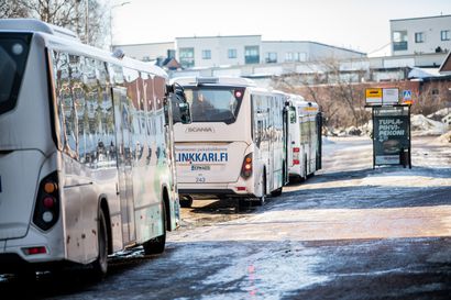 Paikallisbussit palaavat normaalireiteilleen Rovaniemen keskustassa – osa Ruokasenkadun pysäkeistä on uudistettu