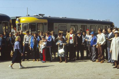 Toukokuussa 40 vuotta sitten Taivalkosken asemalla oli väkeä, kun viimeinen junavuoro lähti kohti Kontiomäkeä– enää ratapenkalla kulkee vain ulkoilureitti, vaikka yhteyden elvytys siintää monen haaveissa