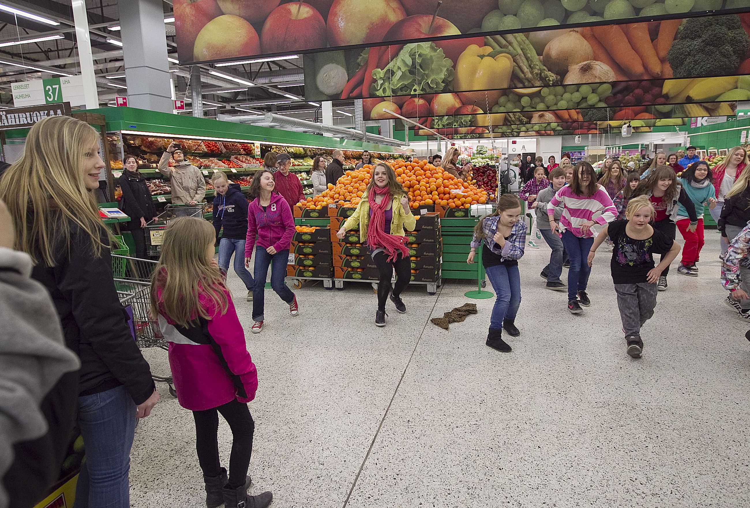 Linnanmaan Prisma järjesti flashmob-tempauksen | Kaleva