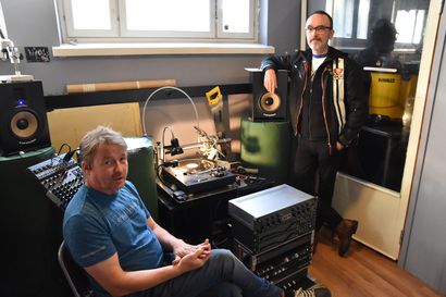 Oululaiset musiikkimiehet veivät harrastuksensa harvinaisiin sfääreihin – vinyylilevyjen kaivertimella voi valmistaa uniikin äänilevyn