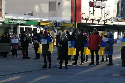 "Venäjä ulos, Putin alas!" – Ukrainaa tukevissa mielenosoituksissa Helsingissä yhteensä ainakin 10 000 osallistujaa, myös Oulussa mielenilmaus