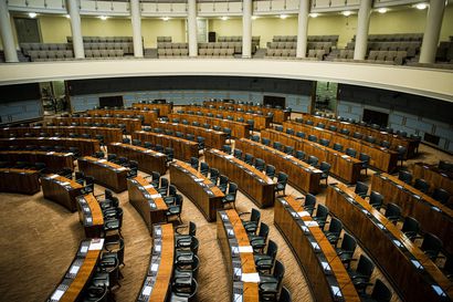Koko oppositio vaatii puhemies Jussi Halla-ahoa keskeyttämään eduskunnan istuntotauon