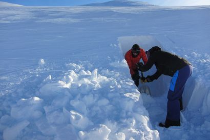 Lumiluolassa retkeilijä on suojassa myrskyiltä ja pakkaselta – 100 yötä lumen sisällä asunut eräopasopettaja Daniel Backman neuvoo, miten kammista tehdään viihtyisä