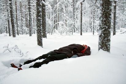 Sodankyläläinen Hanna-Leena Pesonen tutustui metsäkylpyihin ensin oman stressinsä hellittämiseksi, nyt hangessa köllöttelevät myös matkailijat – toimittajamme kokeili metsäkylvyn tehoa lumituiskussa