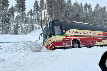Leville matkannut bussi suistui kyljelleen ojaan Rovaniemen Patokoskella – isoja ja pienempiä autoja liukasteli tien poskeen pitkin Lappia