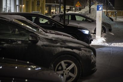 Oulun keskustassa aloitetaan ilmaisen pysäköinnin kokeilu – kadunvarsien maksullisia parkkipaikkoja muutetaan kiekkopaikoiksi