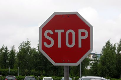 Peräti neljännes suomalaisista kuskeista ei pysähdy stop-merkin kohdalla – "Näyttää riittävän kuljettajia, jotka omasta mielestään voivat rikkoa liikennesääntöjä"