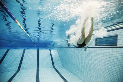 Lasten uimakoulut alkavat Oulussa – vanhemmat voivat saattaa lapset uimahallin ovelle