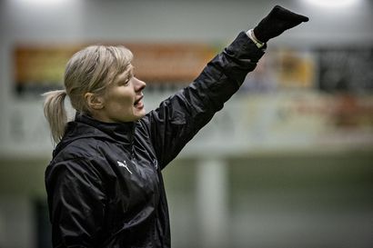 Sarjansa ainoa: "Koen, että on aika kova tie tulla naisvalmentajana ylöspäin", RoPS:n 31-vuotias päävalmentaja Liisa-Maija Rautio sanoo