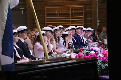 Näin Pudasjärven lukion ylioppilasjuhlaa vietettiin iloiten Hirsikampuksella – Katso lista stipendien saajista