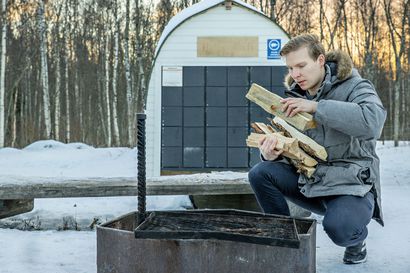 Nuotiopuut käyvät kaupaksi – Oulun Hietasaaren nuotiopaikan tuore halkoautomaatti on toiminut hyvin ja kerännyt kehuja käyttäjiltä