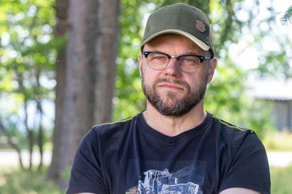 Tommi Lepojärvi viihtyy kesällä traktorin hytissä