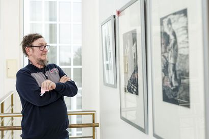Kuusamolainen Hannu Korpua on viettänyt elämänsä maalien parissa – kädenjälkeä on nähtävillä Kuusamotalon saumoissa ja gallerian puolella