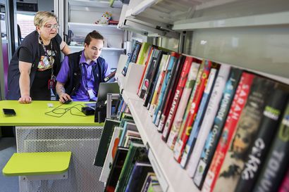 Saarenkyläläisiä palvelee heinäkuun ajan Rovaniemen kirjastoauto – Saarenkylän kirjastolla vaihdetaan hyllyjä ja järjestystä
