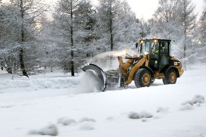 Oulussa lumituiskun jälkiä selättää täysi aurauskalusto – osa pihateistä yhä tukossa, lumeen juuttuneita autoja työnnetty liikkeelle