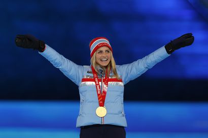 Johaugin olympiaura päättyi kultamitalipallille Pekingin päättäjäisissä - hiihdon norjalaistähden uran jatkuminen ensi kauteen ei ole varmaa