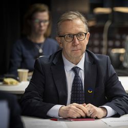 Oulun uuden kaupunginjohtajan Seppo Määtän johtajasopimus hyväksyttiin kaupunginvaltuustossa – palkka 14 000 euroa kuukaudessa ja puhelinetu