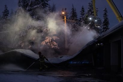 Autokatos  tuhoutui tulipalossa Kuusamossa –autoja tulessa, savuvahinkoja läheisiin asuinhuoneistoihin