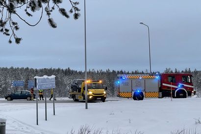 Kaksi henkilöautoa kolaroi risteyksessä Kuusamossa – Kuljettajat lähetettiin terveyskeskukseen tarkastettaviksi