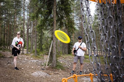 Frisbeegolfin kasvavat pelaajamäärät jättävät jälkensä ratojen ympäristöön
