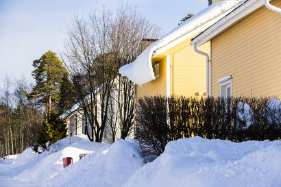 Katoilta voi tippua isoja lumimassoja ja jopa jäätä – "Eläkeläisten ei pidä lähteä katoille rimpuilemaan"