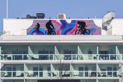 Oulun Asemantorni-kerrostalon huipulle tehdyn valtavan töherryksen päälle maalattiin värikäs muraali