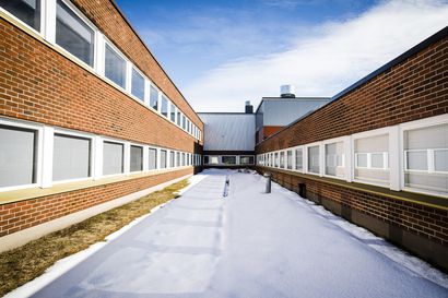Rovaniemen Vaaranlammen koulun purku etenee aikataulussa – rakennusta aletaan purkaa tammikuussa