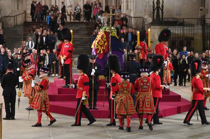 Kuningatar Elisabet saatetaan haudan lepoon – Lontooseen odotetaan tuhansia kutsuvieraita ja maailman johtajia