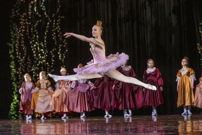Oululainen Balettikoulu Sinikello valitsi 25-vuotisjuhlabaletiksi Prinsessa Ruususen – katso kuvat esityksen kenraaliharjoituksesta