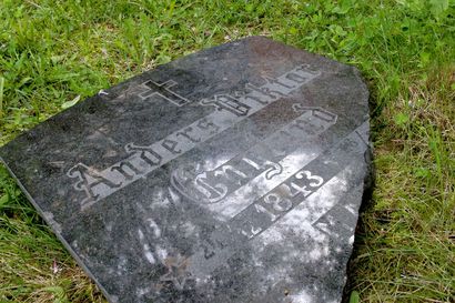 Lapset löysivät yli 100 vuotta sitten kuolleen miehen hautakiven rivitalon pihalta Oulun Rajakylässä – mysteerimuistomerkki ajautunut paikalle ilmeisesti vuosikymmeniä ennen löytymistään