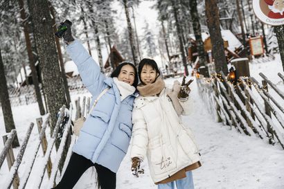 Aasialaiset matkailijat "verryttelevät" tuloaan Lappiin – talvikaudesta odotetaan edellisvuotta vilkkaampaa  eurooppalaisten voimin